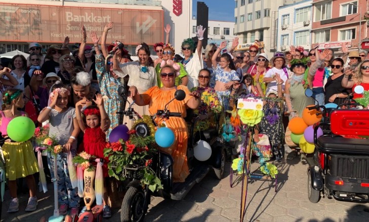 Gelibolu’da Süslü Kadınlar Bisiklet Turu Düzenlendi