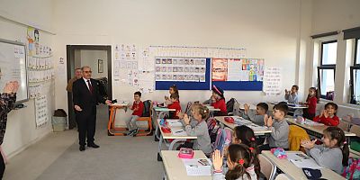 Başkan Özacar’dan 26 Kasım İlkokulu’na Fotokopi Makinası