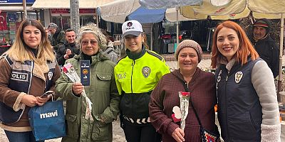 Polis, Kadınlar Günü Nedeniyle Karanfil Dağıttı