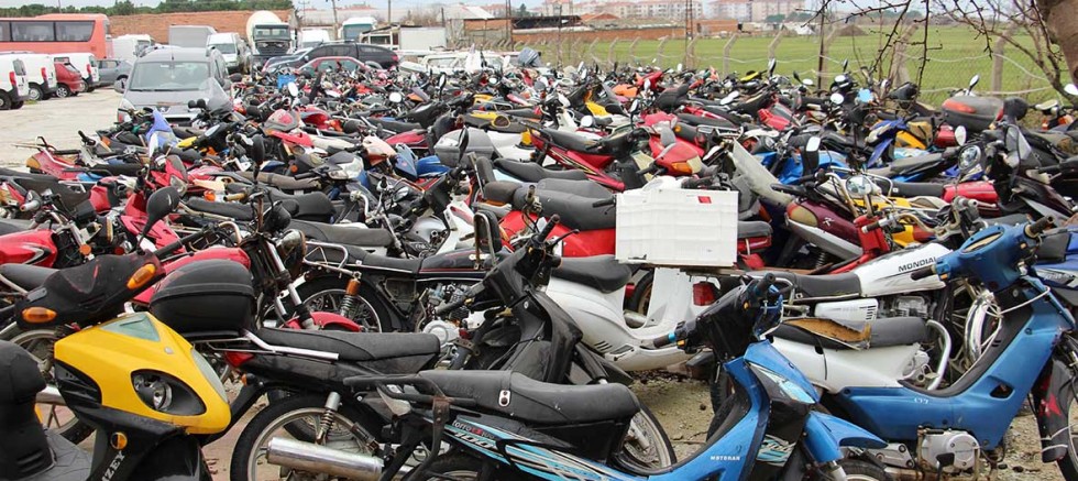 Trafik Otoparkındaki Araç ve Motosikletler Satılmayı Bekliyor