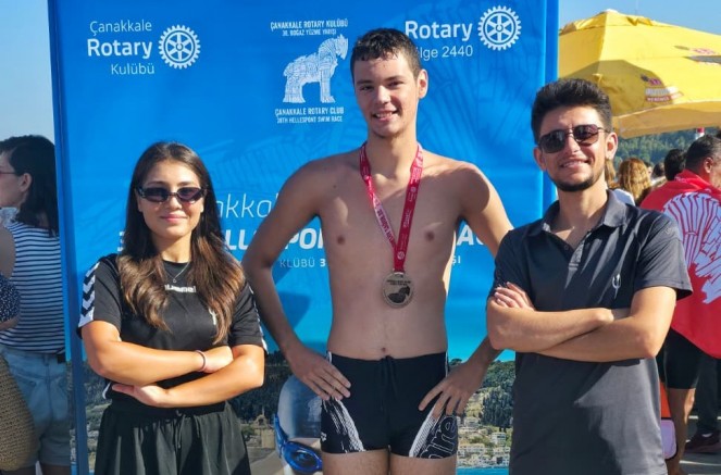 Boğazın Zirvesinde Poseidon Yüzücüsü