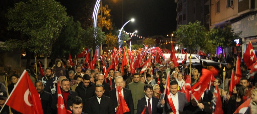 Cumhuriyet Coşkusu Fener Alayı ve Konser İle Taçlandı