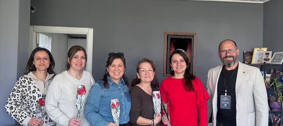 Emlakçılar Derneği’nden Kadınlar Günü Jesti