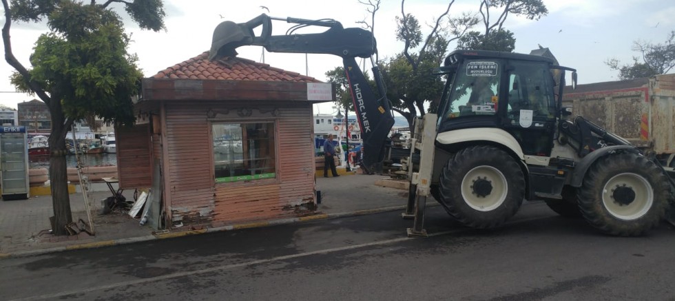 İskeledeki Büfeler Yıkıldı