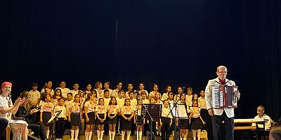 26 Kasım İlkokulu Çocuk Korosu İlk Konserini Verdi