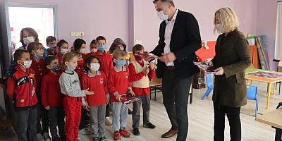 AK Parti’den Çocuklara Kitap Hediyesi