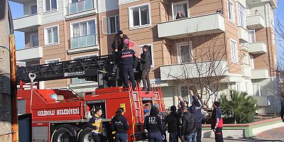 Apartmanda Çıkan Yangın Korkuttu