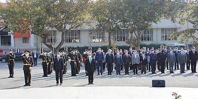 Atatürk Anıtı'na Çelenk Konuldu