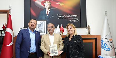 Başkan Özacar’a Kitap Hediye Edildi
