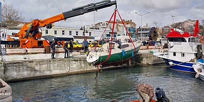 Battığı Yerden Çıkarılan Tekne Tersaneye Götürüldü