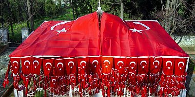 Bayraklı Baba Türbesi Ziyaretçilerin İlgi Odağında