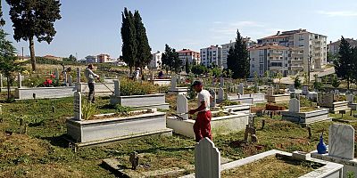 Bayram Öncesi Mezarlıkta  Detaylı Temizlik