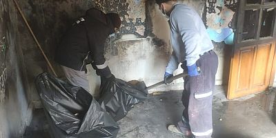 Belediye Ekipleri Yanan Evi Temizledi