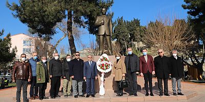 Belediye Meclisinden Atatürk Anıtına Çelenk Sunumu