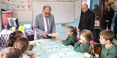 Belediyeden Yeniköy İlkokulu’na Kitap Hediyesi 
