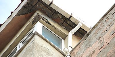 Binadan Düşen Beton Parçaları Vatandaşları Korkuttu