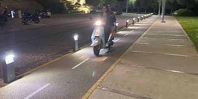 Bisiklet Yolunda Motosiklet Kullanılıyor