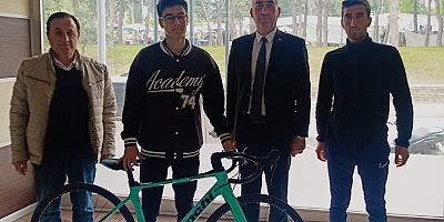 Çakmak’tan Milli Sporcuya Bisiklet Hediyesi