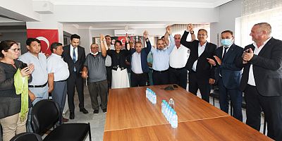 CHP’den AK Parti’ye Geçenlerin Rozetlerini Turan Taktı