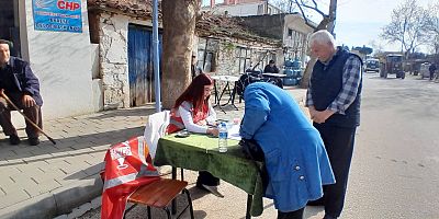 CHP İlçe Gençlik Kolları Evreşe'de İmamoğlu İçin İmza Standı Açtı