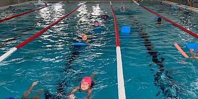 Çocuklar Yüzme Öğreniyor