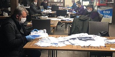 Dağıtılacak Maskeler Paketleniyor