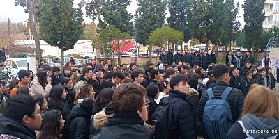 Gelibolu Anadolu Lisesi Öğrencileri Deprem Sonrası Okulu Protesto Etti
