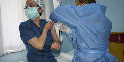 Gelibolu’da İlk Koronavirüs Aşısı Sağlıkçılara Yapıldı