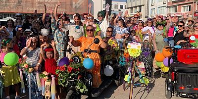 Gelibolu’da Süslü Kadınlar Bisiklet Turu Düzenlendi