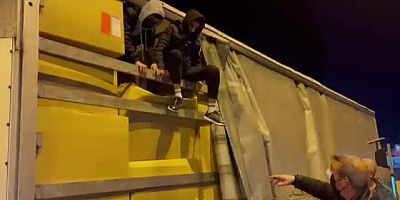 Gizlice Bindikleri Tır Dorsesinde Yakalandılar