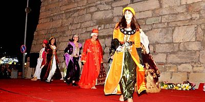 Halk Oyunları Gönüllüleri Kültür ve Sanat Şöleninde Bindallı Gösterisi