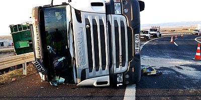 Hurda Demir Taşıyan Tır Devrildi, Sürücü Yaralandı