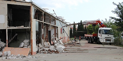 Kapalı Spor Salonunun Yıkımına Başlandı