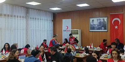 Kızılay’dan Öğrencilere İftar Yemeği