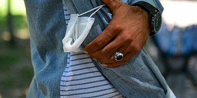 Maskeler Hâlâ Ceplerde ve Kollarda...