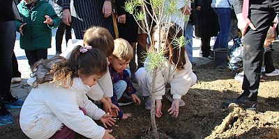 Minik Öğrenciler Fidan Diktiler