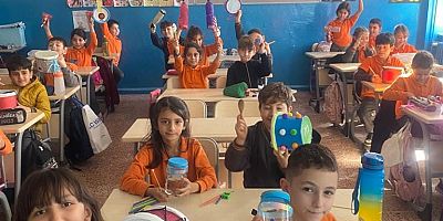 Öğrenciler, Tasarladıkları Müzik Aletleriyle Ritim Çalışıyor