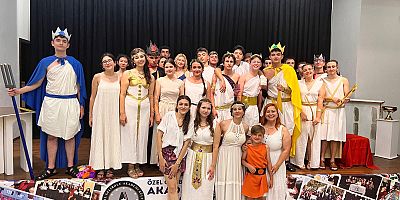 Öğrencilerden İngilizce Tiyatro Gösterisi