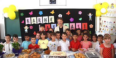 Öğrencilere Forma Dağıttı