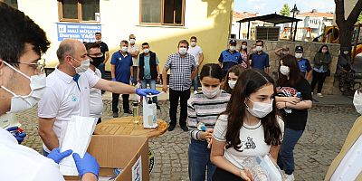 Öğrencilere Su ve Maske, Velilere Çay