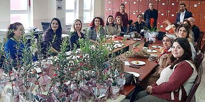Öğretmenler 200 Adet Zeytin Fidanı Dağıttı