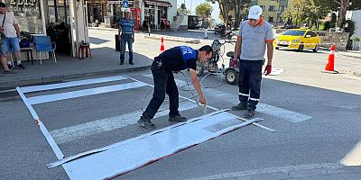 Okul Önlerindeki Yaya Çizgileri Yenileniyor