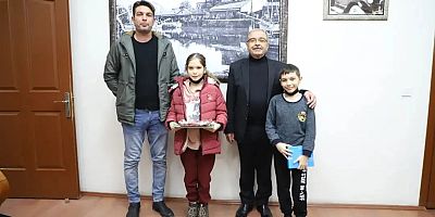 Özacar’dan Yarışmada Birinci Olan Öğrenciye Hediye