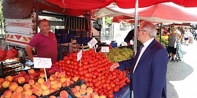 Özacar, Halk Pazarında Vatandaşla Bayramlaştı