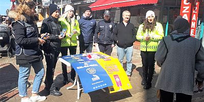 Polis, Kadınlar Gününde Karanfil Ve Broşür Dağıttı