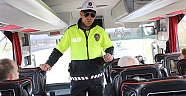 Polisten Otobüs Yolcularına Emniyet Kemeri Uyarısı
