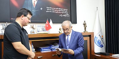 S.BURAK BATIR, ‘ESKİ DEFTER’ KİTABINI ÖZACAR’A DA ARMAĞAN ETTİ