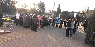 Sağlıkçılardan Alkışlı Eylem