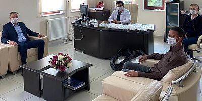 Sürücü, Maske Dağıtımına Devam Ediyor