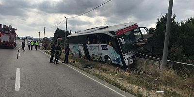 Tur Otobüsü Kaza Yaptı